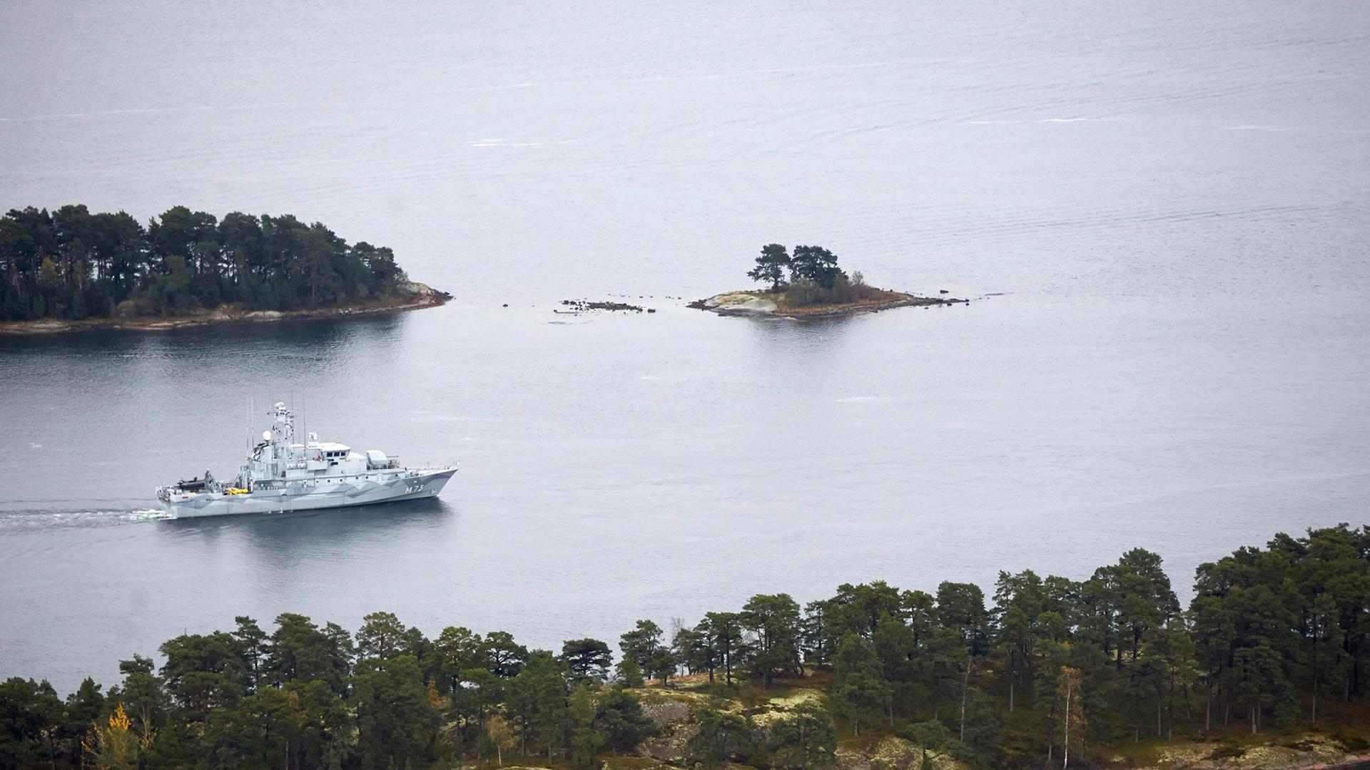 Ein schwedisches Minensuchboot zwischen zwei Inseln nahe Stockholm.