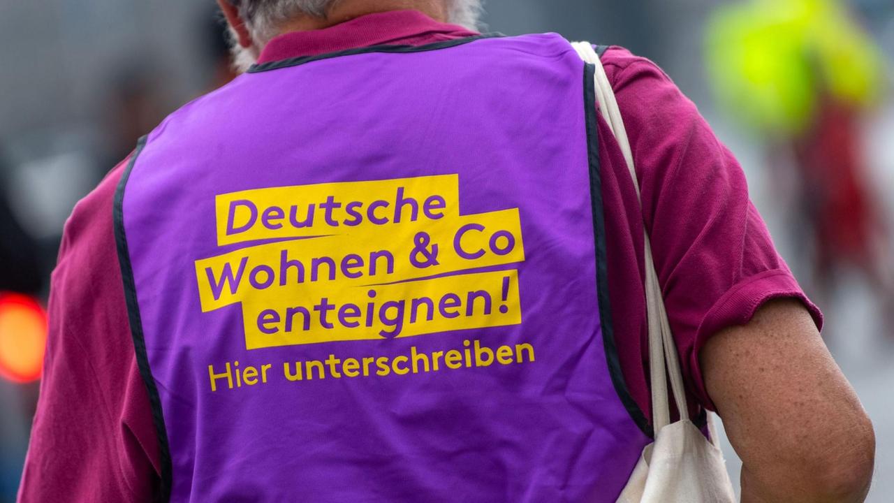 Ein Mann sammelt in Berlin am 1. Mai Unterschriften für das Volksbegehren "Deutsche Wohnen Co enteignen!".