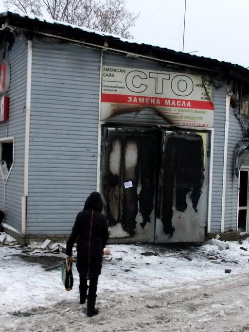 Ein zerstörtes Geschäft für Automobilteile in Donezk, Ostukraine.