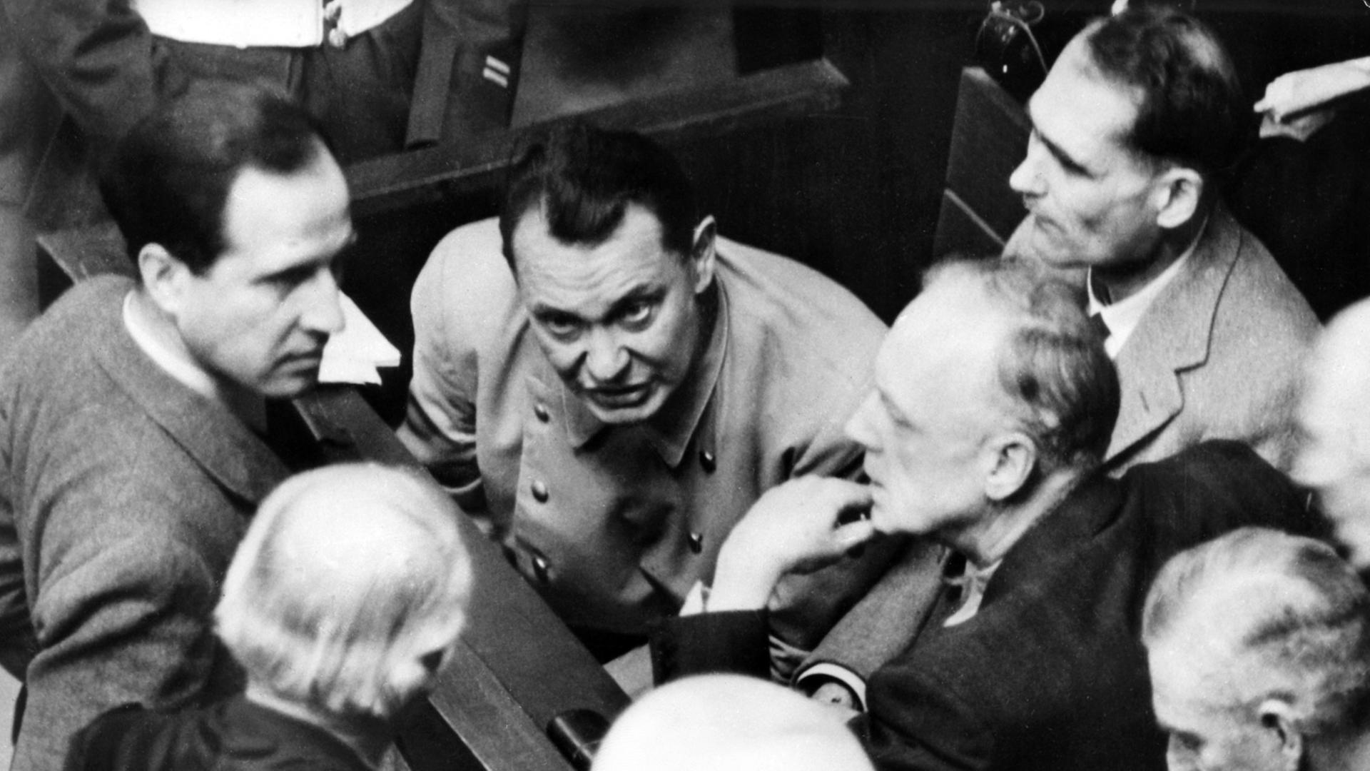 Die Hauptangeklagten Hermann Göring, Rudolf Heß und Joachim von Ribbentrop auf der Anklagebank während der Nürnberger Hauptkriegsverbrecherprozesse am 13.02.1946 in Nürnberg.