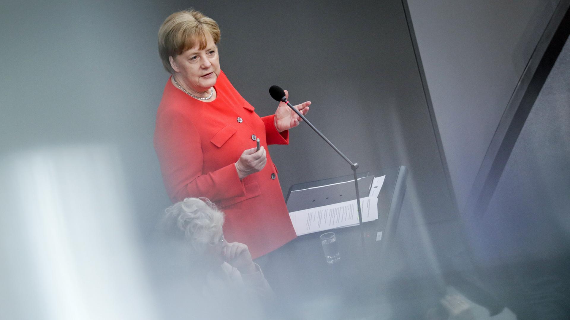 Bundeskanzlerin Angela Merkel, CDU, stellt sich erstmals im Rahmen einer Fragestunde im Bundestag den Fragen der Abgeordneten. Kein Regierungschef zuvor hatte sich in diese Fragerunde begeben. Merkel kommt mit diesem Auftritt einer Vereinbarung im Koalitionsvertrag von Union und SPD nach.