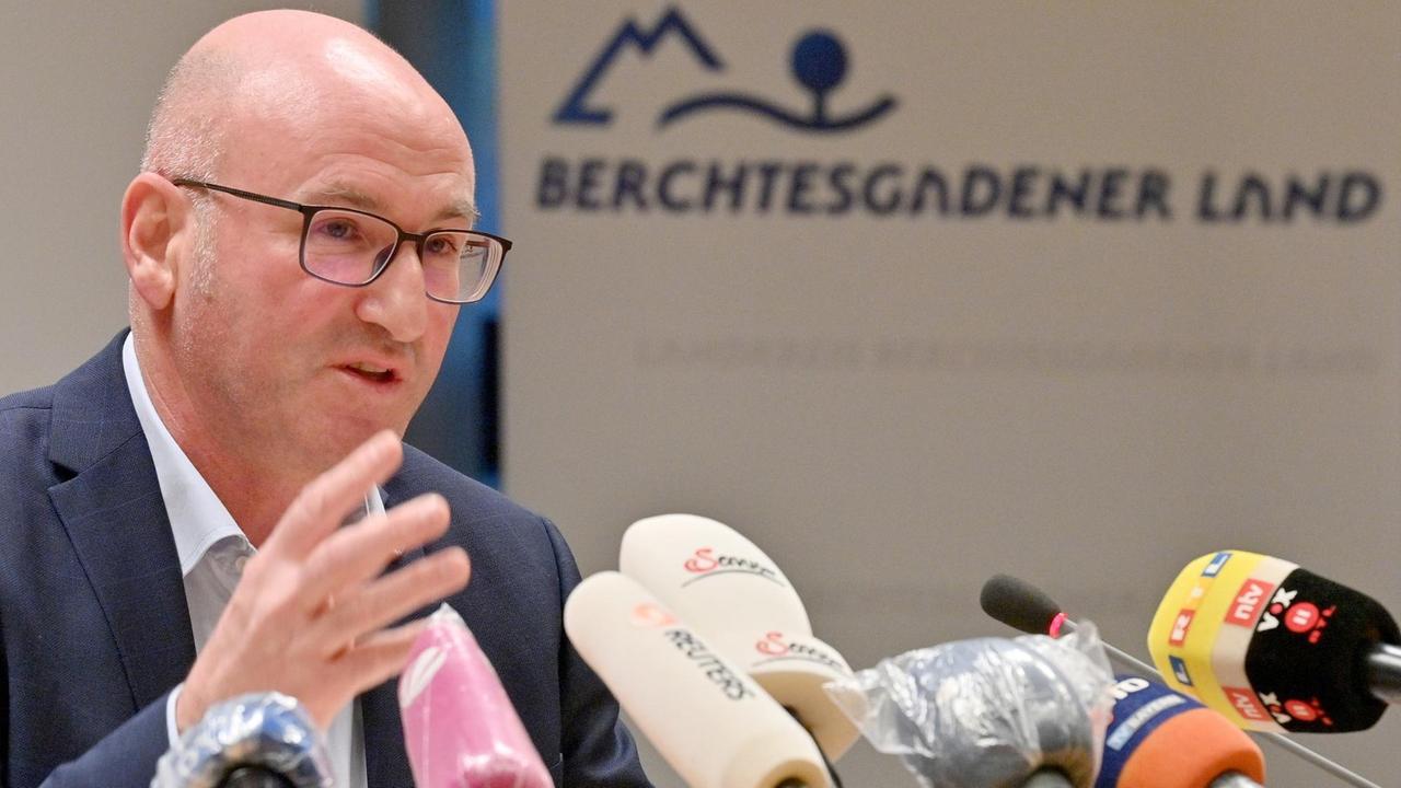 Bernhard Kern (CSU), Landrat des Landkreises Berchtesgadener Land, spricht auf einer Pressekonferenz
