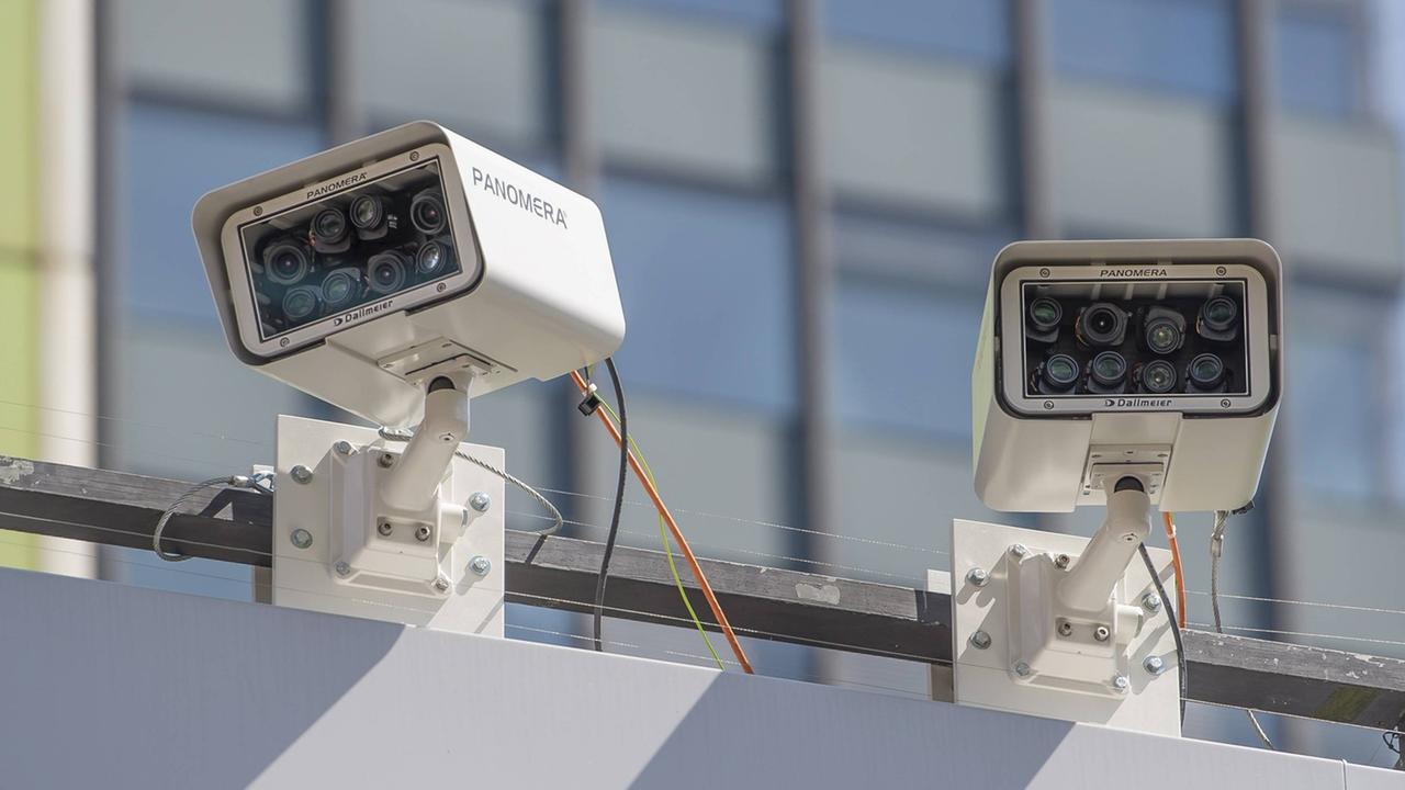 Die hochauflösenden Panomera-Kameras sind an der Brüstung des Berliner Europa-Centers befestigt und überwachen den Breitscheidplatz während des evangelischen Kirchentages und des DFB-Pokalfinales im Mai 2017.