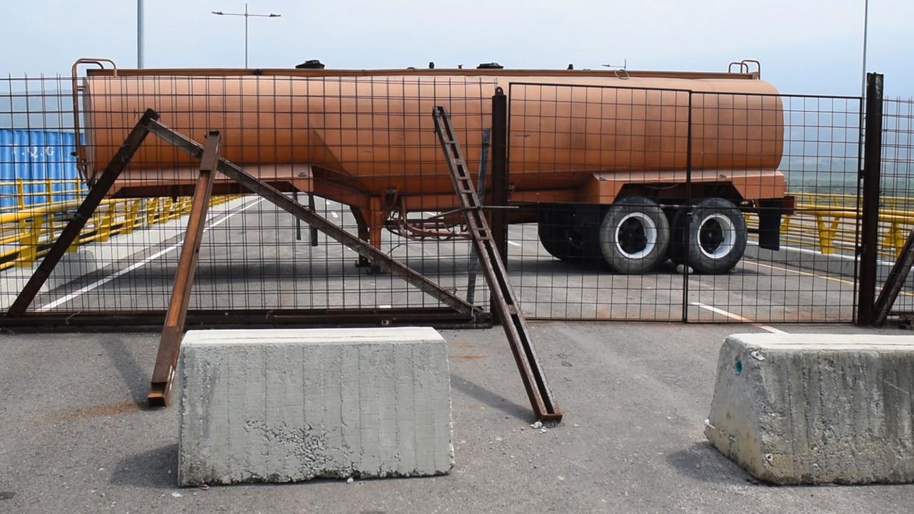 Ein Tanklaster blockiert die Zufahrt zu "Las Tienditas", einer Brücke, die Venezuela mit Kolumbien verbindet