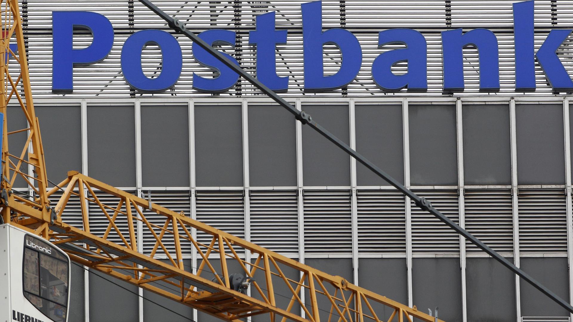 Vor der Postbank-Zentrale in Essen (Nordrhein-Westfalen) steht am 17.06.2014 ein Baukran, der zu einer Baustelle vor dem Verwaltungsgebäude gehört.