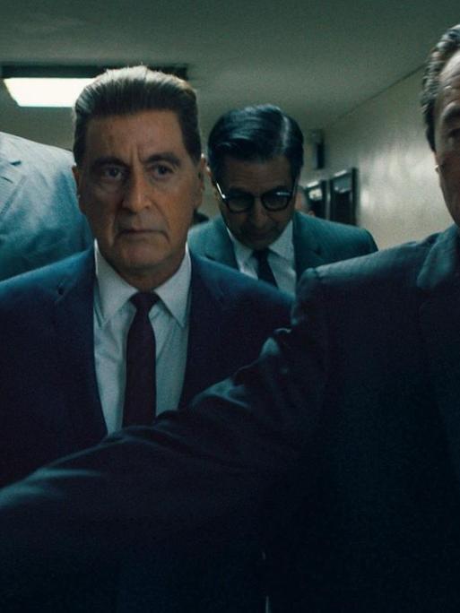Szene aus dem Film "The Irishman" mit Al Pacino als Jimmy Hoffa und Robert De Niro.