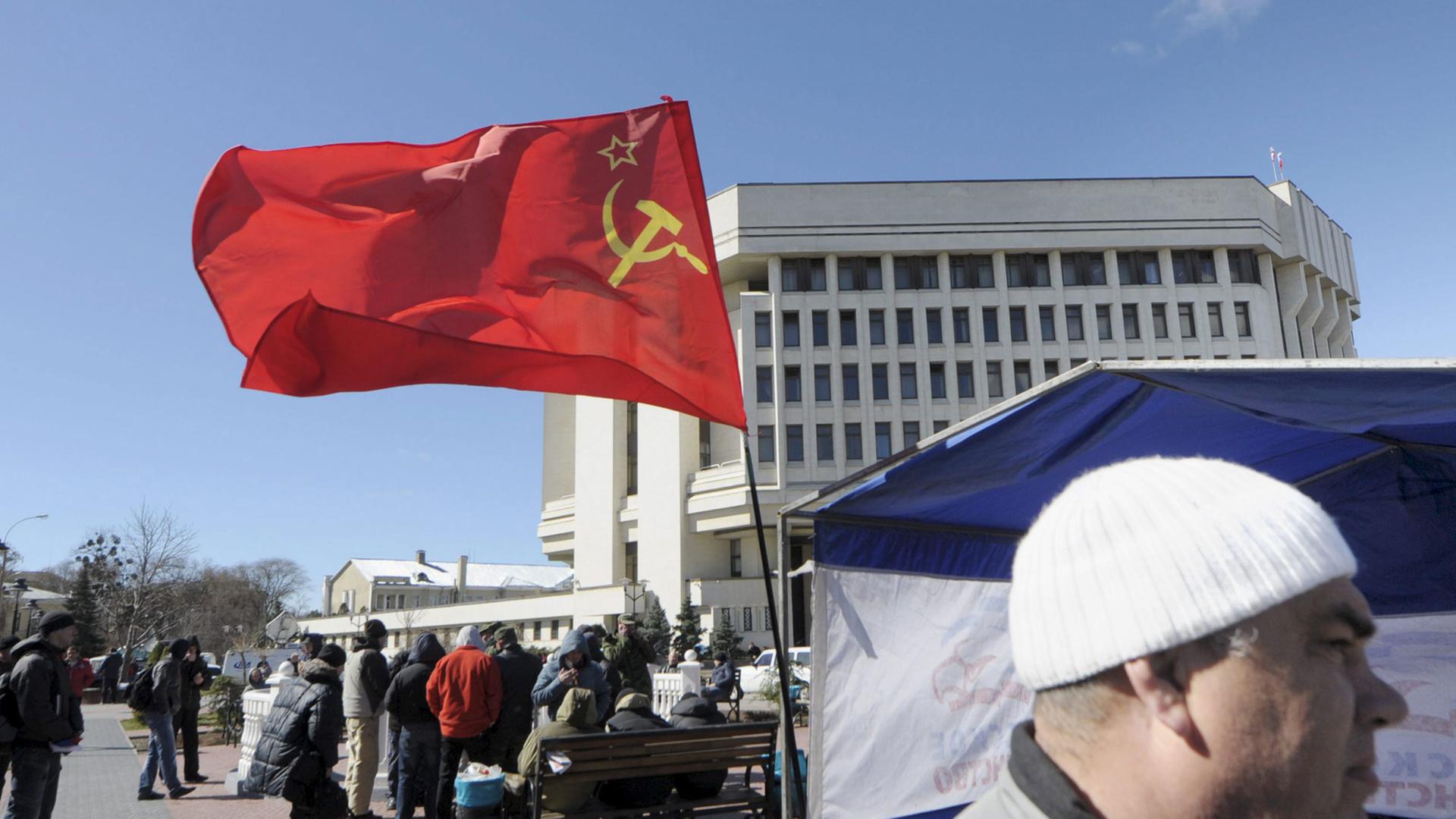Die Flagge der Sowjetunion ist vor dem Regionalparlament in Simferopol gehisst.