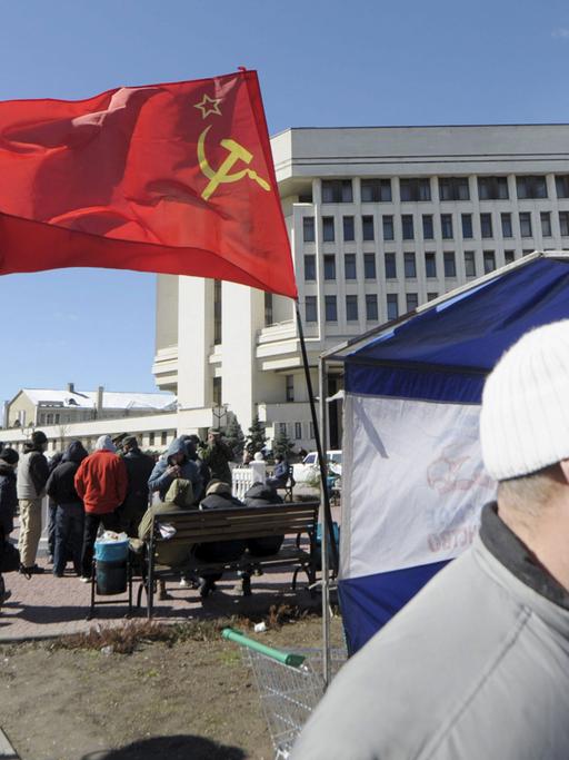 Die Flagge der Sowjetunion ist vor dem Regionalparlament in Simferopol gehisst.
