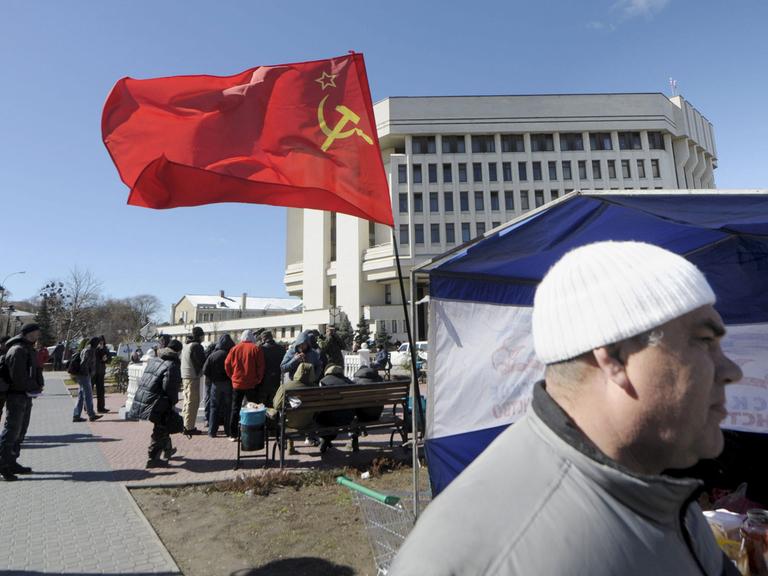 Die Flagge der Sowjetunion ist vor dem Regionalparlament in Simferopol gehisst.