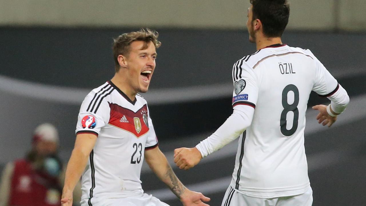 Fußball UEFA EURO 2016 Qualifikation Gruppe D: Deutschland - Georgien am 11.10.2015 in der Arena in Leipzig (Deutschland). Deutschlands Max Kruse (l) und Mesut Özil freuen sich über Kruses Tor zum 2:1.