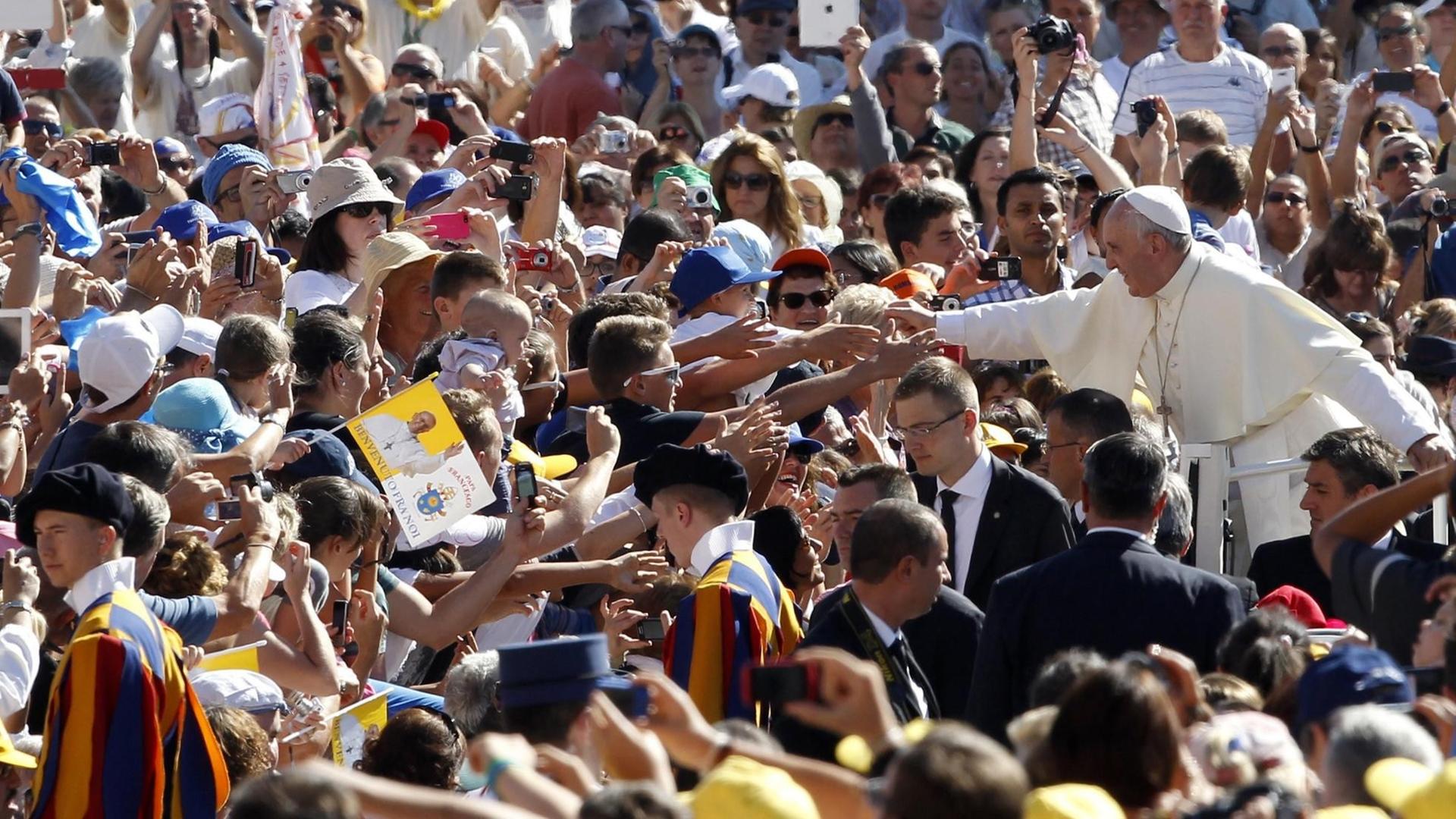 Papst Franziskus fährt während einer Generalaudienz durch die Menschenmenge.