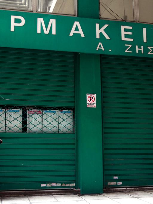 Ein älterer Mann steht am 10. März 2014 vor einer geschlossenen Apotheke in Athen, deren Besitzer gegen die Pläne der Regierung mit Streik protestiert, verschreibungsfreie Medikamente in Supermärkten zu verkaufen.