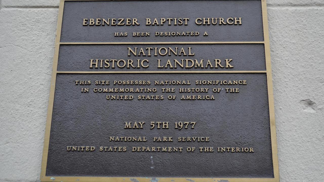 Eine Hinweistafel würdigt die Ebenezer Baptist Church in Atlanta als wichtige nationale Gedenkstätte der USA