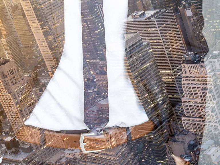 Collage aus Wolkenkratzern und einem Geschäftsmann im Anzug und weißem Hemd.
