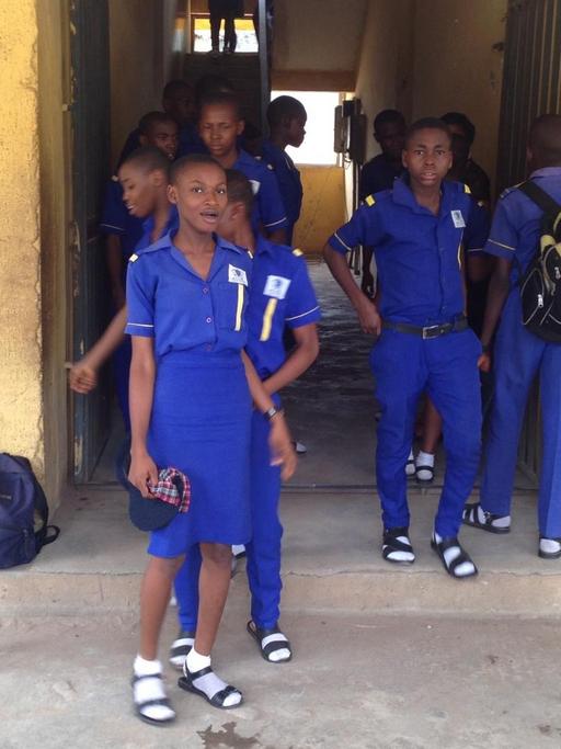 Schulkinder in blauen Schuluniformen im Rochas College, Nigeria.