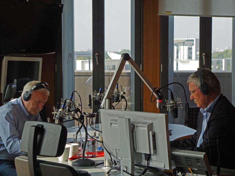 Der Grünen-Politiker Werner Schulz (li.) und der Linken-Parteivorsitzende Bernd Riexinger sitzen im Studio des Deutschlandfunks in Berlin.