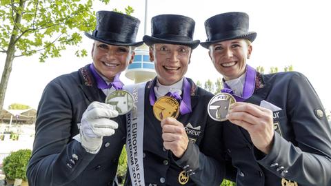 Rotterdam - Europameisterschaft Dressur, Springen und Para-Dressur 2019, SCHNEIDER Dorothee (GER), WERTH Isabell (GER), VON BREDOW-WERNDL Jessica (GER) Rotterdam - Europameisterschaft Dressur, Springen und Para-Dressur 2019 Medaillen Medal ceremony: Dressage Individual - Longines FEI Dressage European Championship, EM, Europameisterschaft Grand Prix Freestyle Grand Prix Kür 24. August 2019 © - *** Rotterdam European Championship Dressage, Show Jumping and Para Dressage 2019, SCHNEIDER Dorothee GER , WERTH Isabell GER , VON BREDOW WERNDL Jessica GER Rotterdam European Championship Dressage, Show Jumping and Para Dressage 2019 Medals Medal ceremony Dressage Individual Longines FEI Dressage European Championship Grand Prix Freestyle Grand Prix Freestyle 24 August 2019 ©