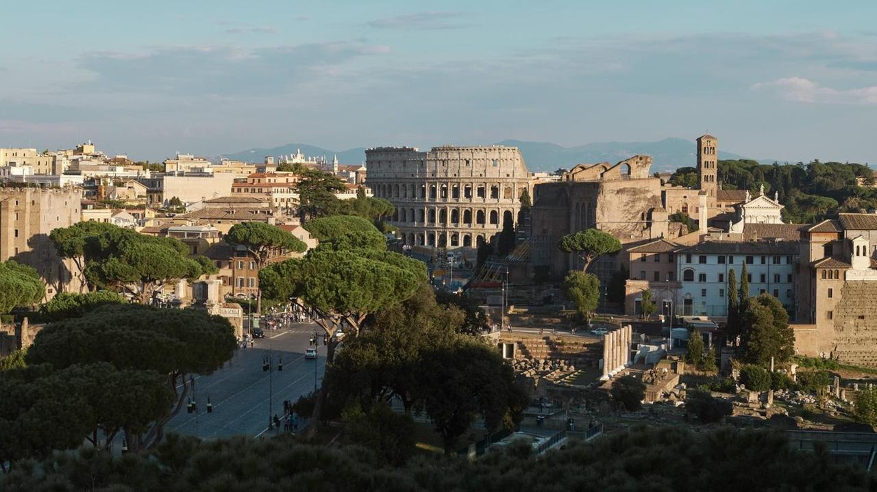 Blick auf Rom mit Colosseum.