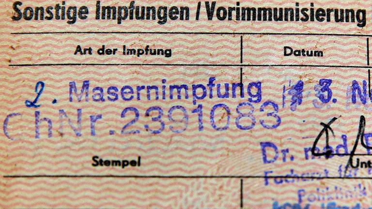 Ein unter der Rubrik "Sonstige Impfungen" mit "2. Masernimpfung" abgestempelter Impfausweis aus DDR-Zeiten, aufgenommen am 26.04.2015 in Leipzig