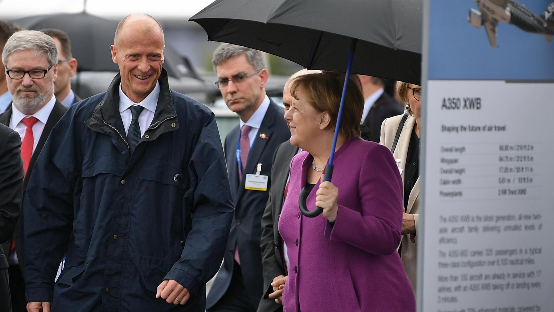 Brandenburg, Schönefeld: Bundeskanzlerin Angela Merkel (CDU), spricht mit Tom Enders, Vorstandschef von Airbus.