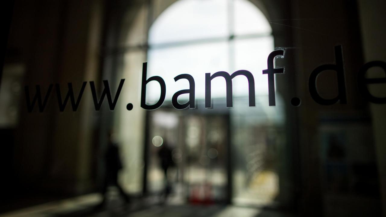 15.03.2018, Bayern, Nürnberg: "www.bamf.de" steht auf einer Glasscheibe im Bundesamt für Migration und Flüchtlinge (BAMF). Foto: Daniel Karmann/dpa | Verwendung weltweit