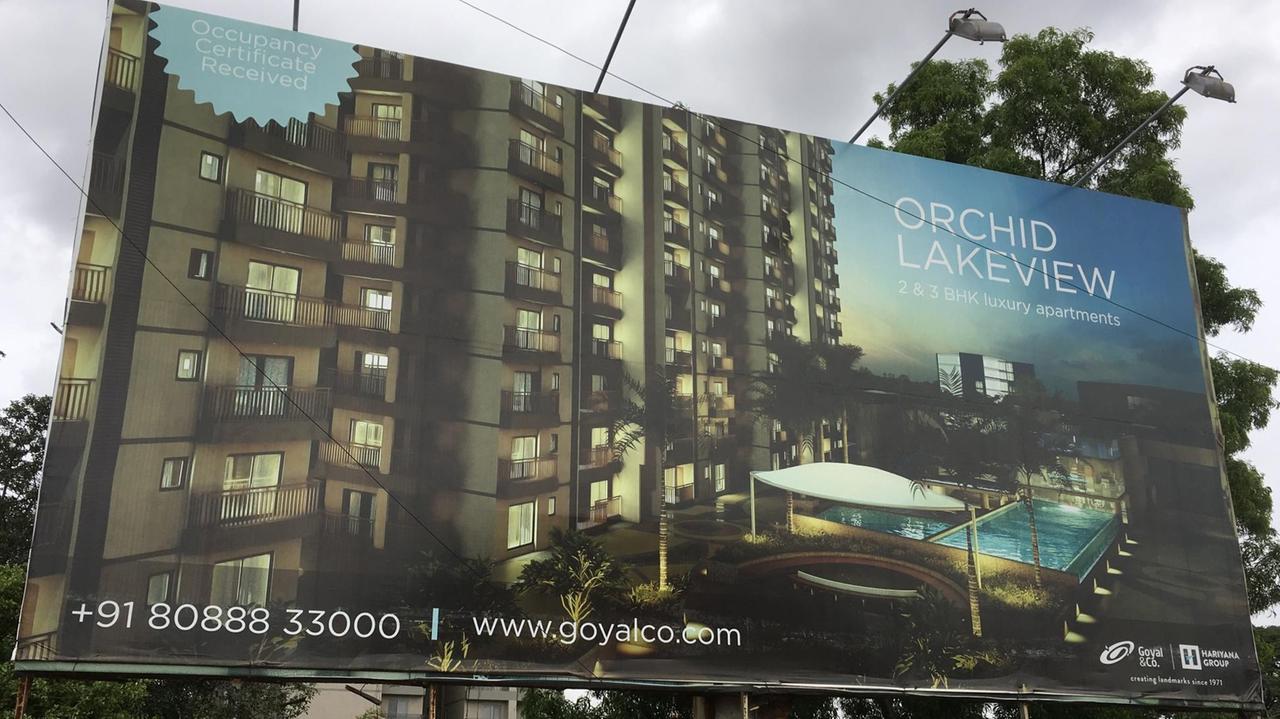 Werbeplakat für die Orchid-Lakeview-Wohnanlage nahe dem chemisch verseuchten Bellandursee im indischen Bangalore 2017