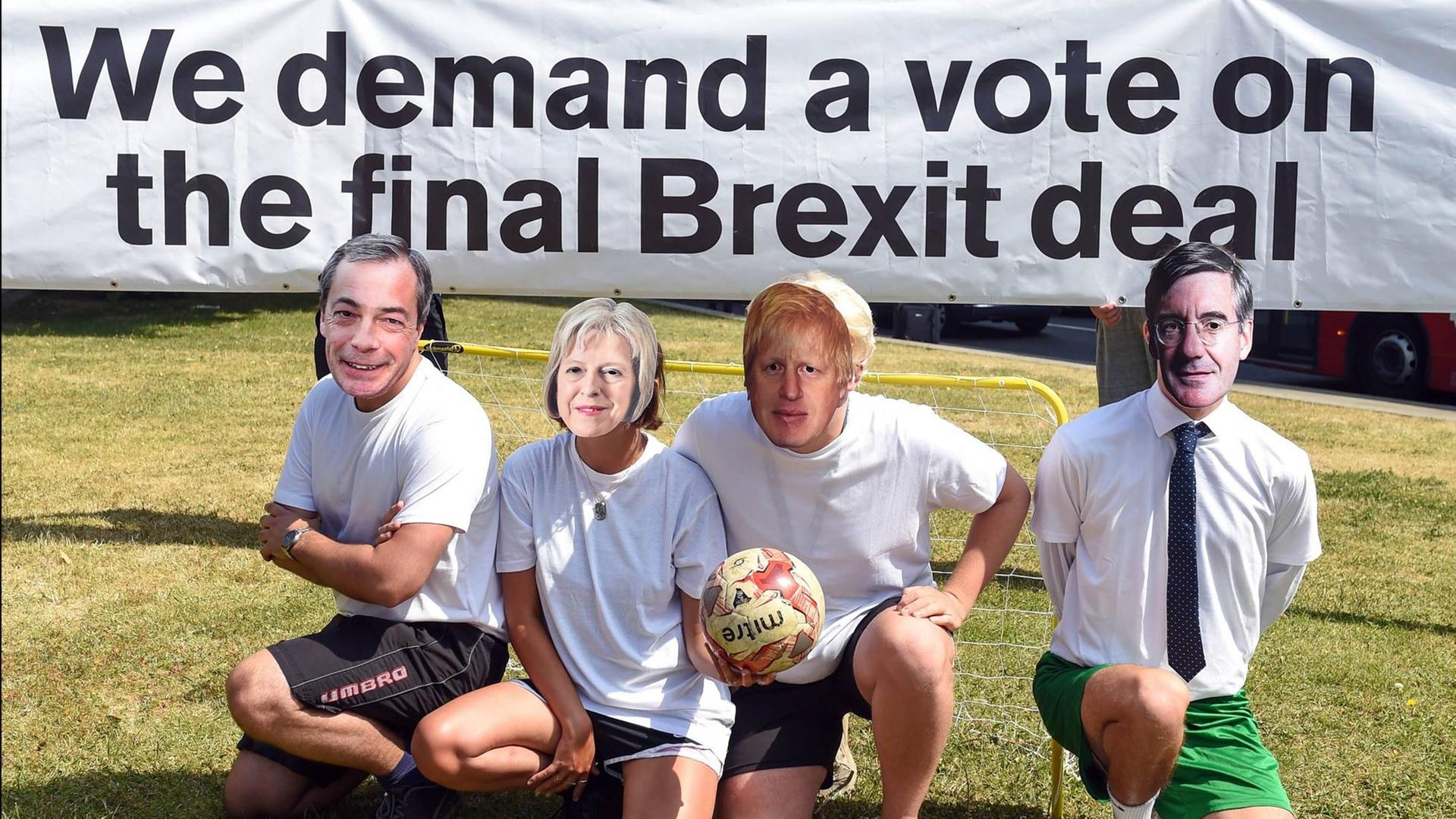 . 28/06/2018. London, United Kingdom. The People s Vote campaign hold a World Cup event on College Green to highlight what they claim is the shambolic state of Brexit on the day the EU Council meets for crunch talks. Activists from the People s Vote campaign play football on College Green dressed as Brexiters including Boris Johnson, Jacob Rees-Mogg, Nigel Farage and Theresa May. PUBLICATIONxINxGERxSUIxAUTxHUNxONLY xPetexMaclainex/xi-Imagesx IIM-18071-0024