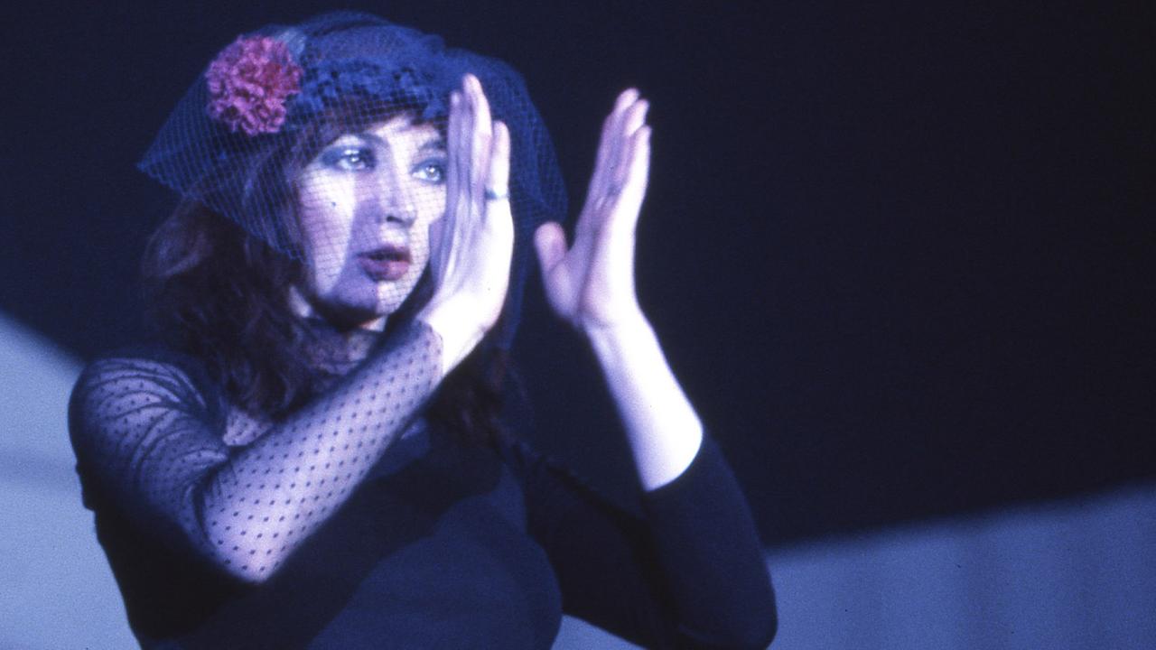 Die britische Sängerin, Pianistin und Songwriterin Kate (Catherine) Bush auf der Bühne während ihrer Tournee im Jahr 1979 im Circus Krone in München im Rahmen ihrer "Lionheart"-Tournee