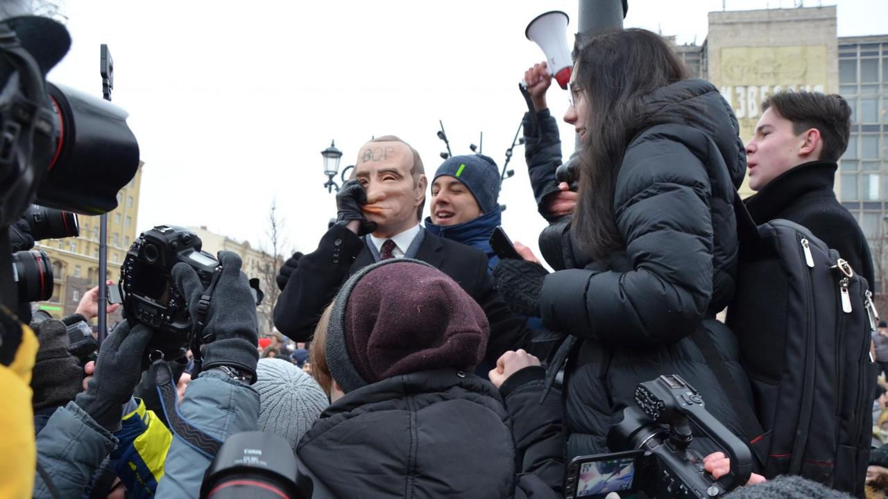 Ein Demonstranten mit einer Putin-Maske auf einer nicht genehmigten Kundgebung der russischen Opposition in Moskau