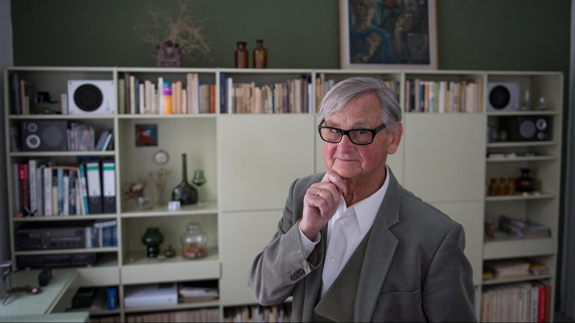 Der Möbelgestalter Rudolf Horn steht in seiner Wohnung in Leipzig in seinem Arbeitszimmer vor Möbelentwürfen der 1960er/70er Jahre. Horn ist einer der bekanntesten Möbeldesigner der DDR und Vater der Möbelserie MDW (Montagemöbel Deutsche Werkstätten).