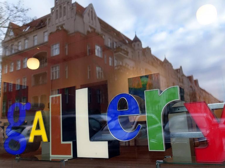Schriftzug Gallery im Schaufenster einer Berliner Galerie