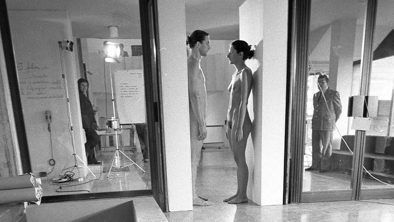 In der Galleria Communale d’Arte Moderna in Bologna standen sich Marina Abramović und Ulay im Jahr 1977 90 Minuten lang unbeweglich und nackt in einem schmalen Durchgang gegenüber, sodass die Besucher nur zwischen ihnen hindurch in das Museum gelangen konnten.
