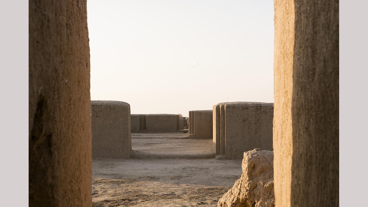 Eine Ansammlung von Lehmmauern auf Wüstensand