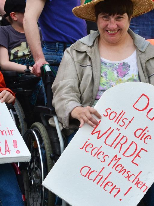 Menschen mit Behinderung vor dem Thüringer Landtag