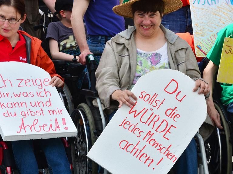 Menschen mit Behinderung vor dem Thüringer Landtag