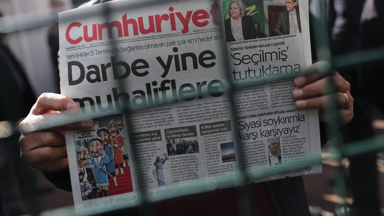 Ein Mann hält in Istanbul eine Ausgabe der Zeitung Cumhuriyet in der Hand
