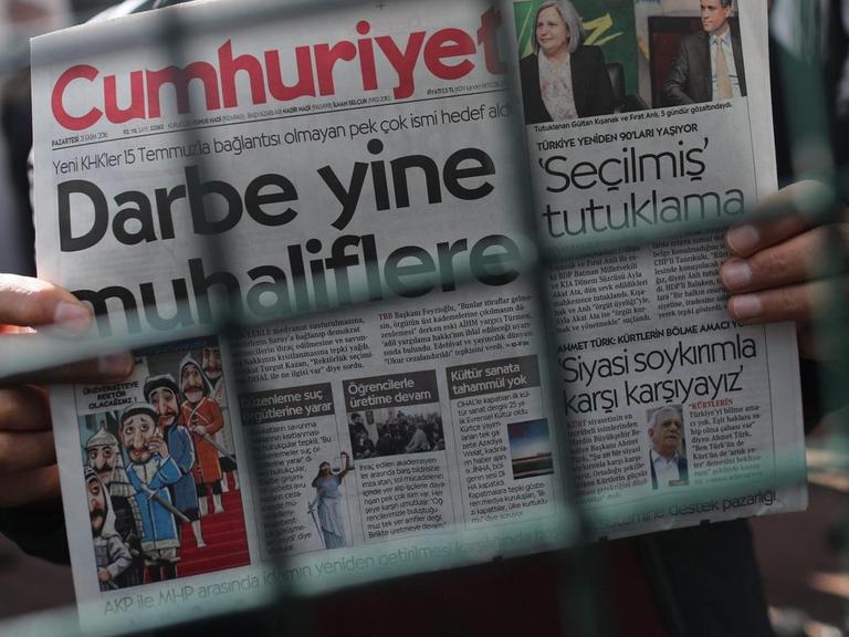 Ein Mann hält in Istanbul eine Ausgabe der Zeitung Cumhuriyet in der Hand