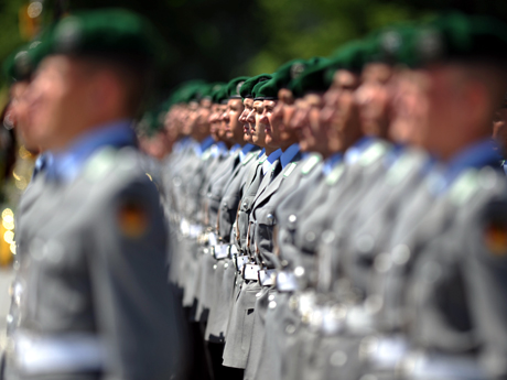 Soldaten des Wachbataillons der Bundeswehr sind auf dem Gelände des Bundesministerium der Verteidigung in Berlin für den Empfang eines ausländischen Gastes angetreten.
