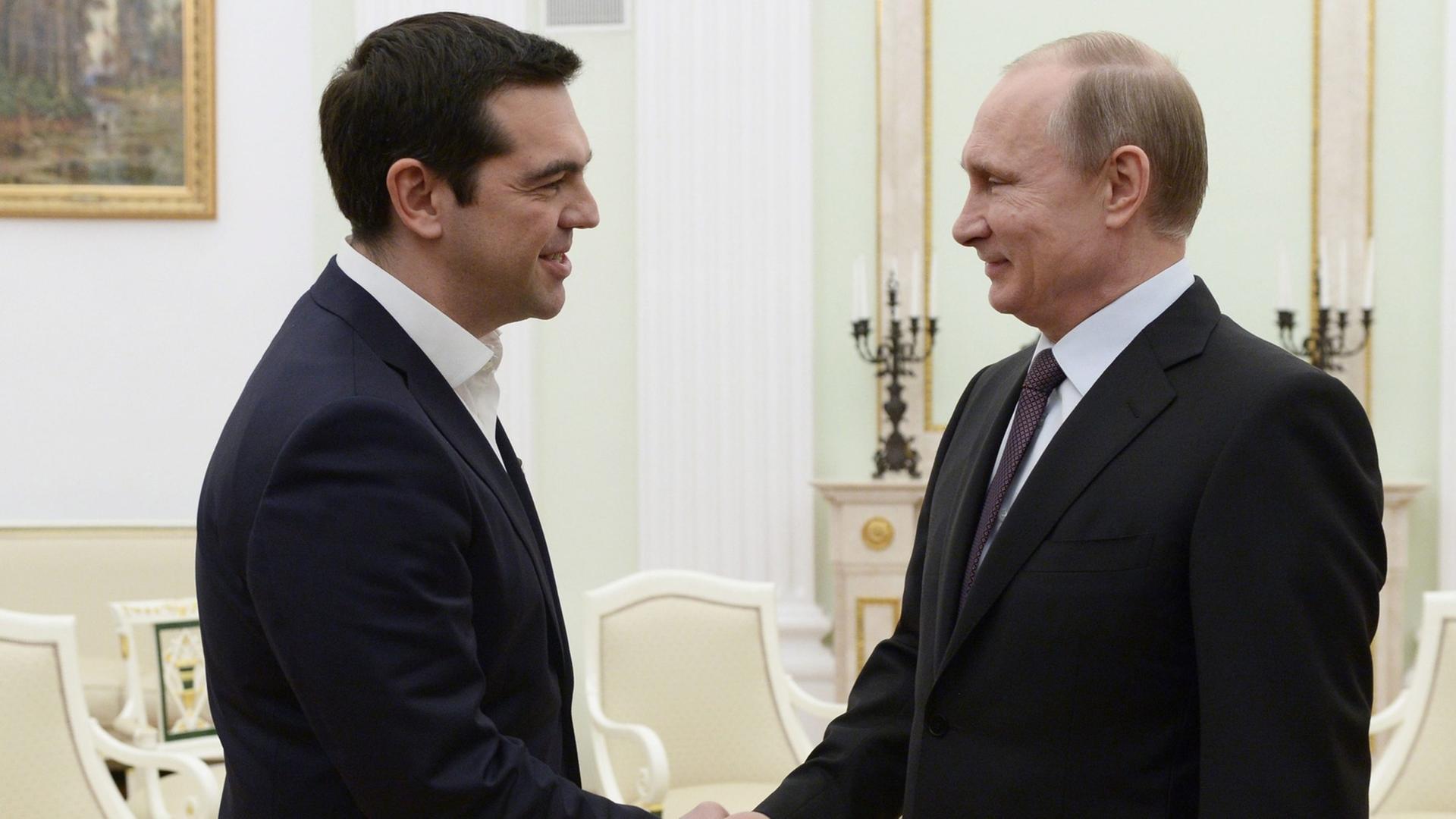 Der russische Präsident Wladimir Putin (r.) hat den griechischen Regierungschef Alexis Tsipras zum Staatsbesuch empfangen.