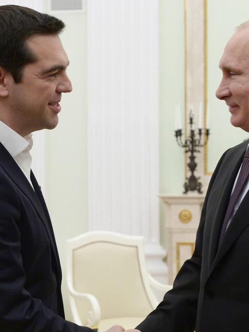 Der russische Präsident Wladimir Putin (r.) hat den griechischen Regierungschef Alexis Tsipras zum Staatsbesuch empfangen.