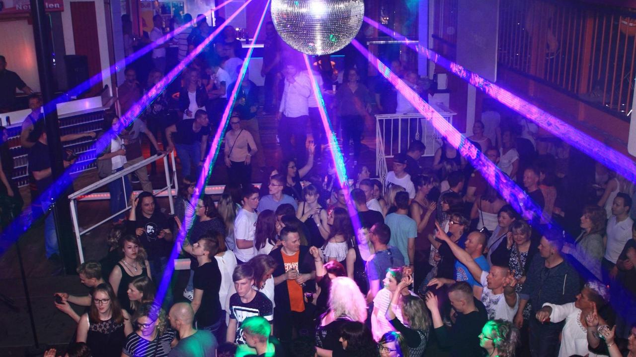 Menschen feiern in einem Klub Menschen feiern in einem Klub