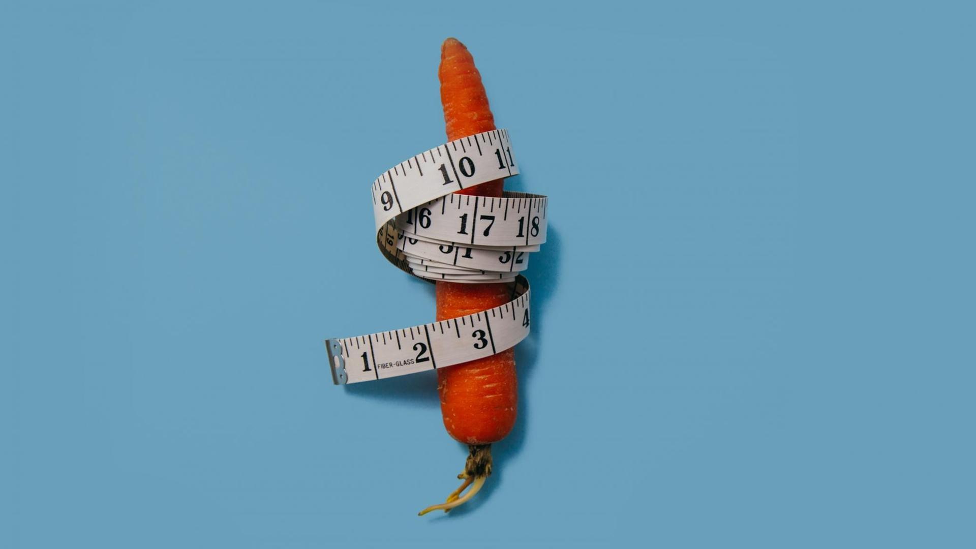 Bild einer kurzen, mit einem Maßband umwickelten Karotte.