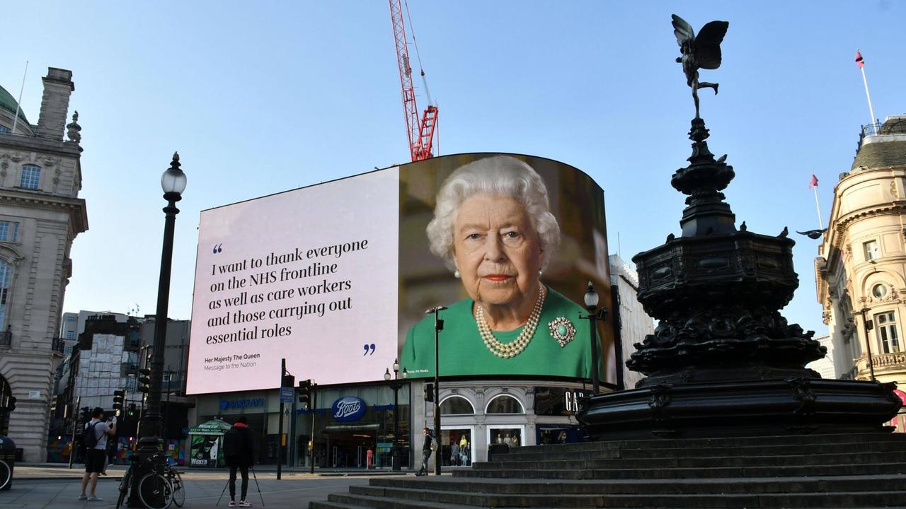 Foto in Zitat der Ansprache von Königen Elisabeth II vom 5. April 2020 anlässlich der Coronapandemie sind auf einem Plakat in London zu sehen