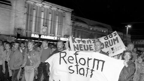 Mehr als 200000 Demonstranten fordern am 30.10.1989 vor dem Haupbahnhof in Leipzig Reformen und Veränderungen in der politischen Situation in Ost-Deutschland.