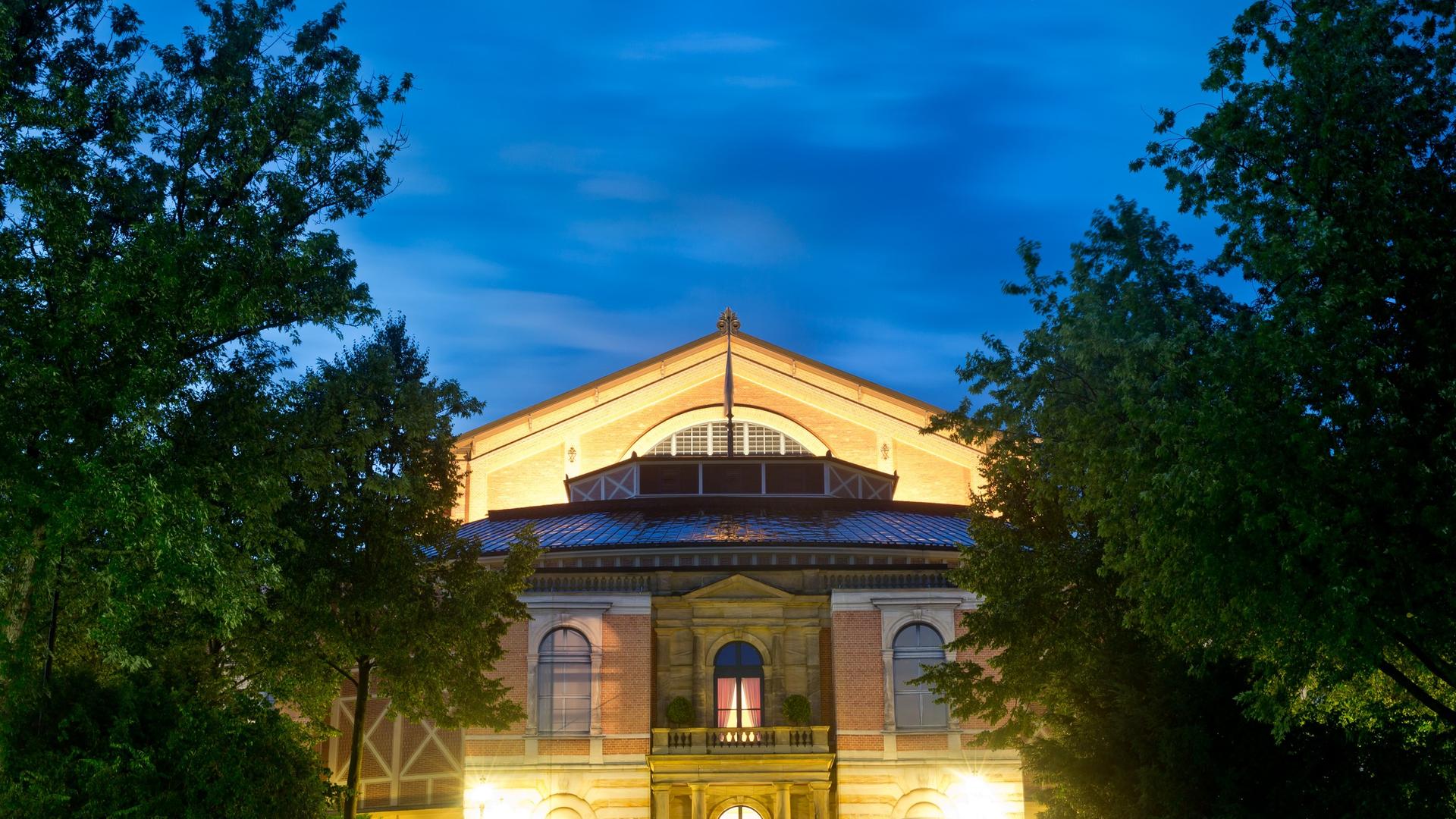 Blick zur blauen Stunde am 25.07.2013 auf das Festspielhaus in Bayreuth (Bayern). Foto: Daniel Karmann/dpa Blick zur blauen Stunde am 25.07.2013 auf das Festspielhaus in Bayreuth (Bayern). Foto: Daniel Karmann/dpa