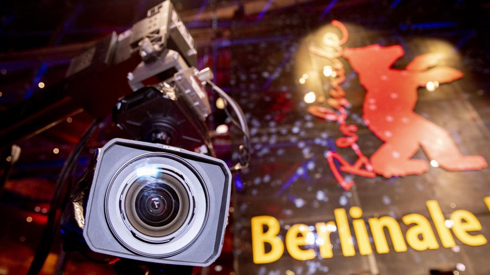 Eine Kamera schwebt an einem Kran vor dem Berlinale-Logo am Berlinale-Palast.