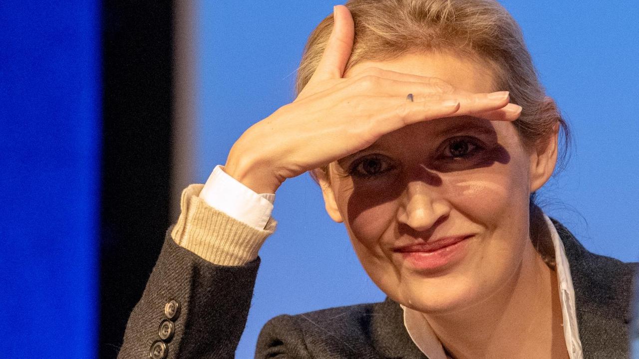 Die Fraktionsvorsitzende der AfD im Bundestag, Alice Weidel, hält in der Oberschwabenhalle die Hand über die Augen.