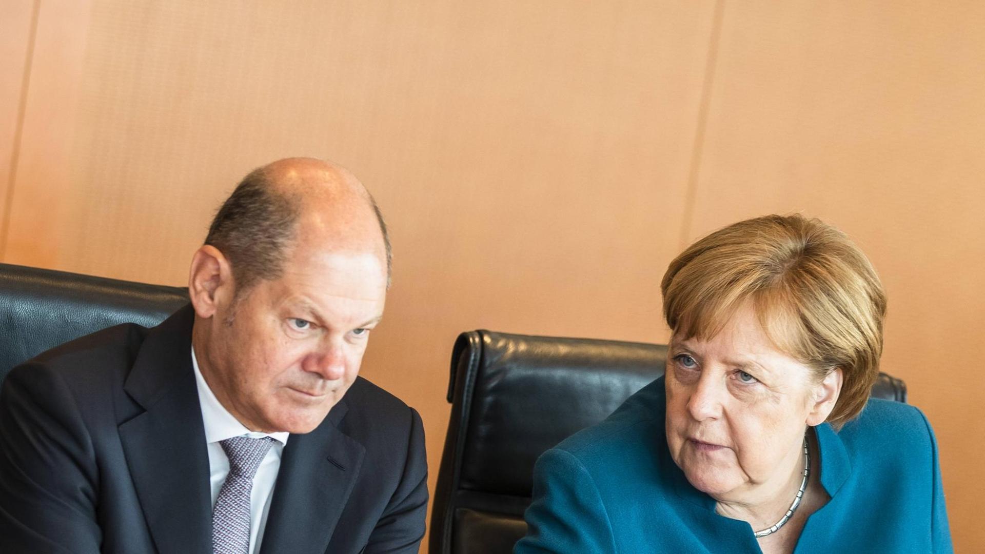 Bundeskanzlerin Angela Merkel und Finanzminister Olaf Scholz vor der wöchentlichen Kabinettsitzung im Kanzleramt in Berlin