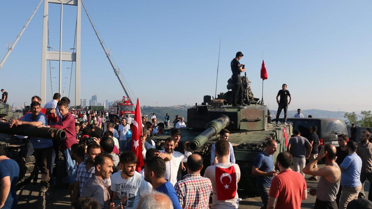 Unterstützer von Präsident Erdogan versammeln sich um einen Panzer nach dem gescheiterten Putsch