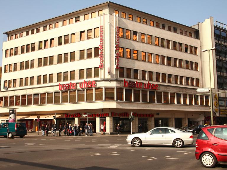 Vor dem sogenannten "Aschingerhaus", das das Sex-Museum von Beate Uhse beherbert, fahren Autos über die Kreuzung von Kantstraße und Joachimstaler Straße in der City West in Berlin, nahe dem Bahnhof Zoo, am 14.03.2014. Das Gebäude ist an einen US-Investor verkauft worden und soll abgerissen werden.